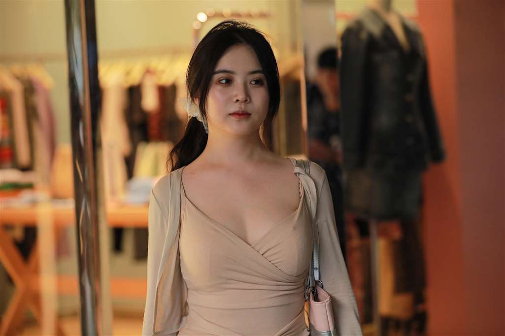 性感紧身包臀裙美女-街拍流行馆