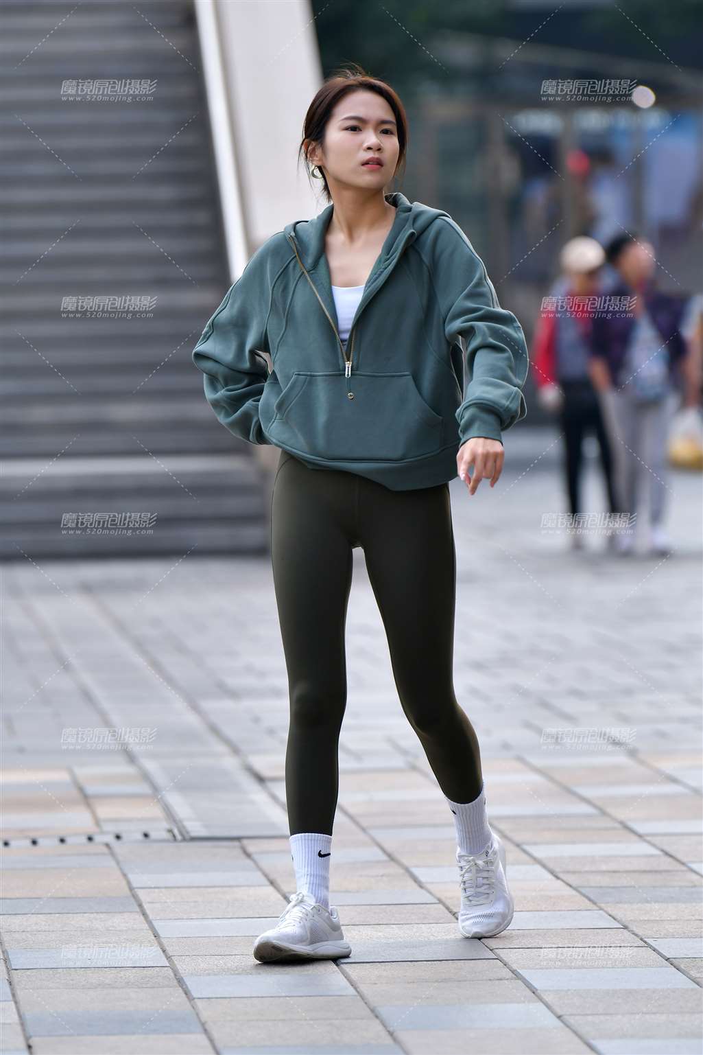 图片[5]-深绿长腿紧身裤美女-流行馆