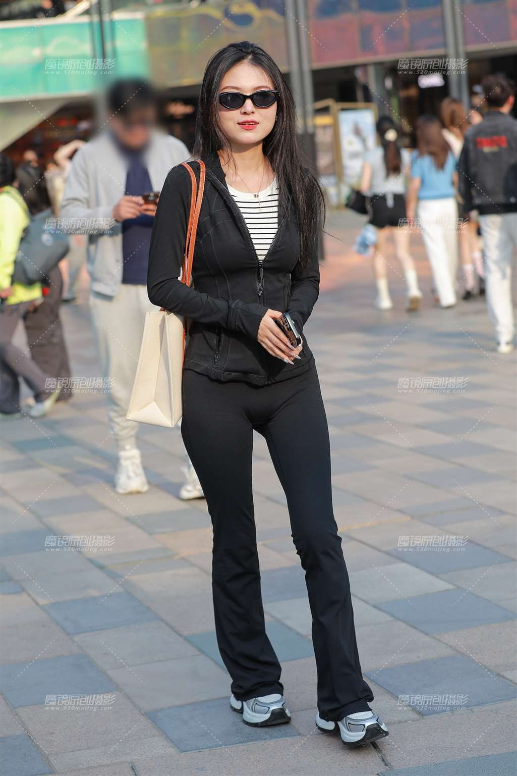 墨镜瑜伽裤美女-流行馆