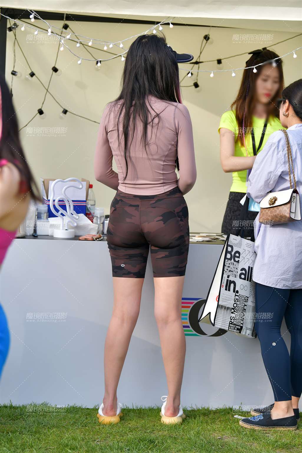 图片[2]-迷彩五分瑜伽裤美女-流行馆