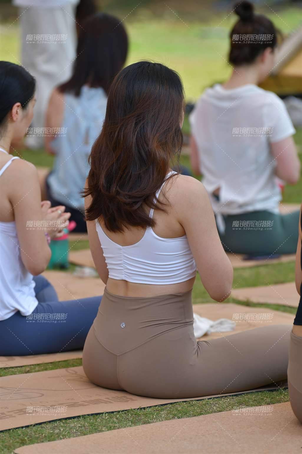 图片[3]-米色瑜伽裤美女-流行馆
