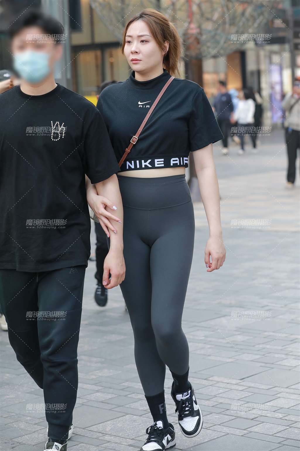 紧身瑜伽裤美女-街拍流行馆