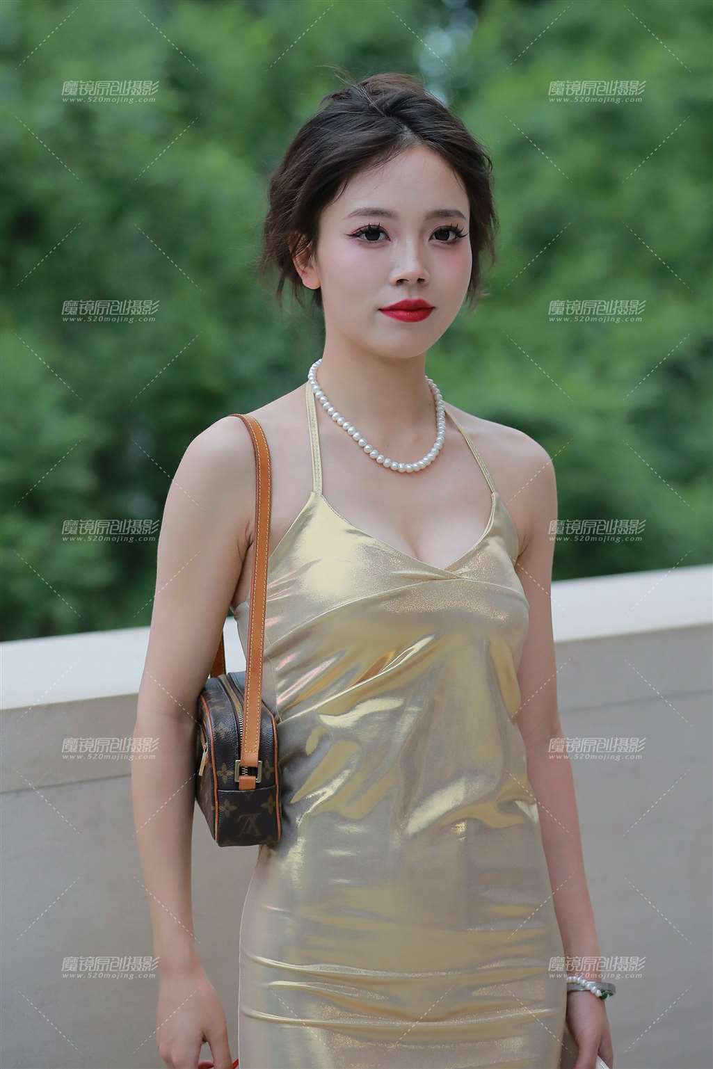 金色性感包臀裙美女-流行馆