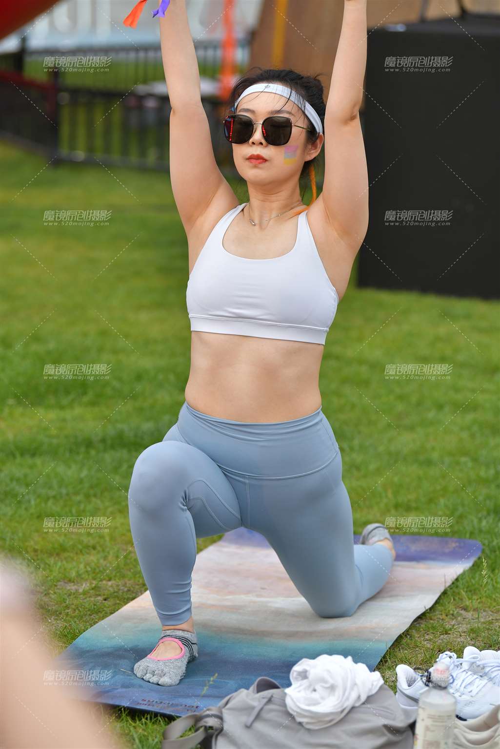 图片[4]-优雅浅色瑜伽裤美女-流行馆