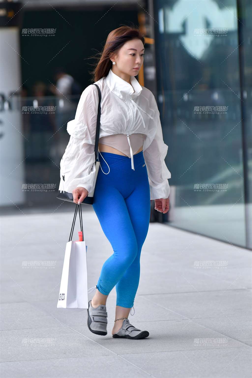 雨中蓝紫紧身裤美女-流行馆