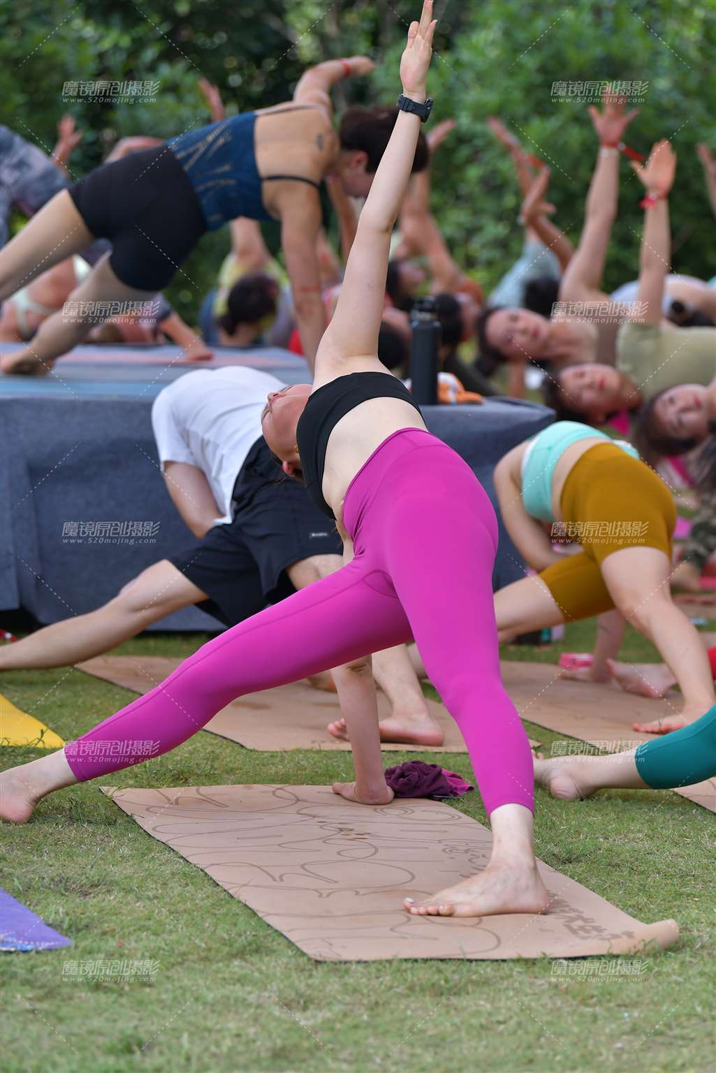 舒展瑜伽紧身裤美女-流行馆