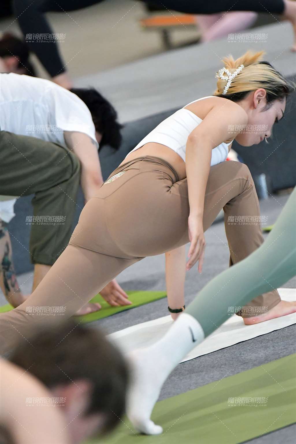 图片[2]-白抹胸紧身裤瑜伽美女-流行馆