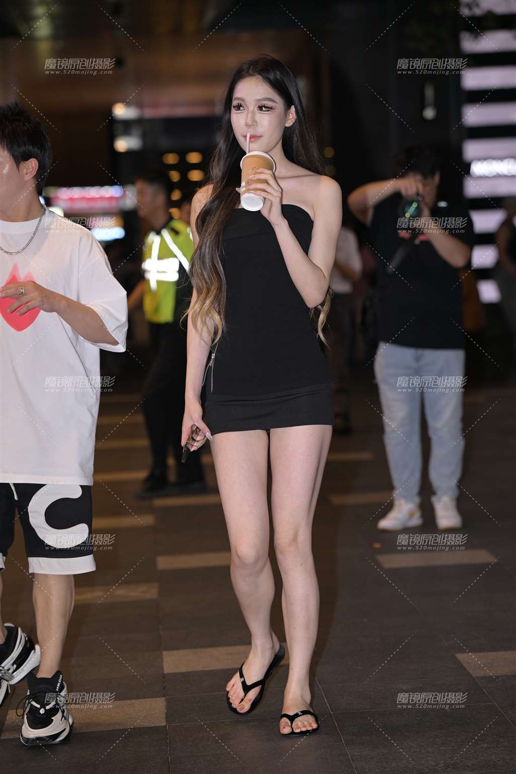 拖鞋白嫩小妹-街拍流行馆