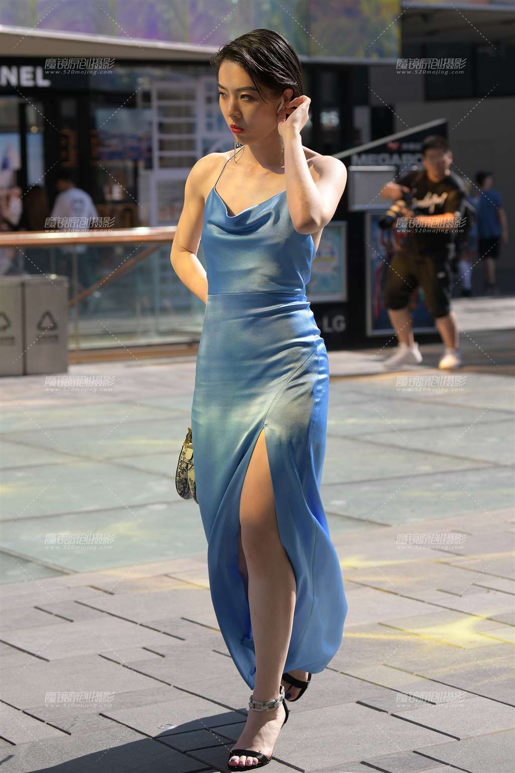 很多年前搭讪牵手门石油姐-街拍流行馆