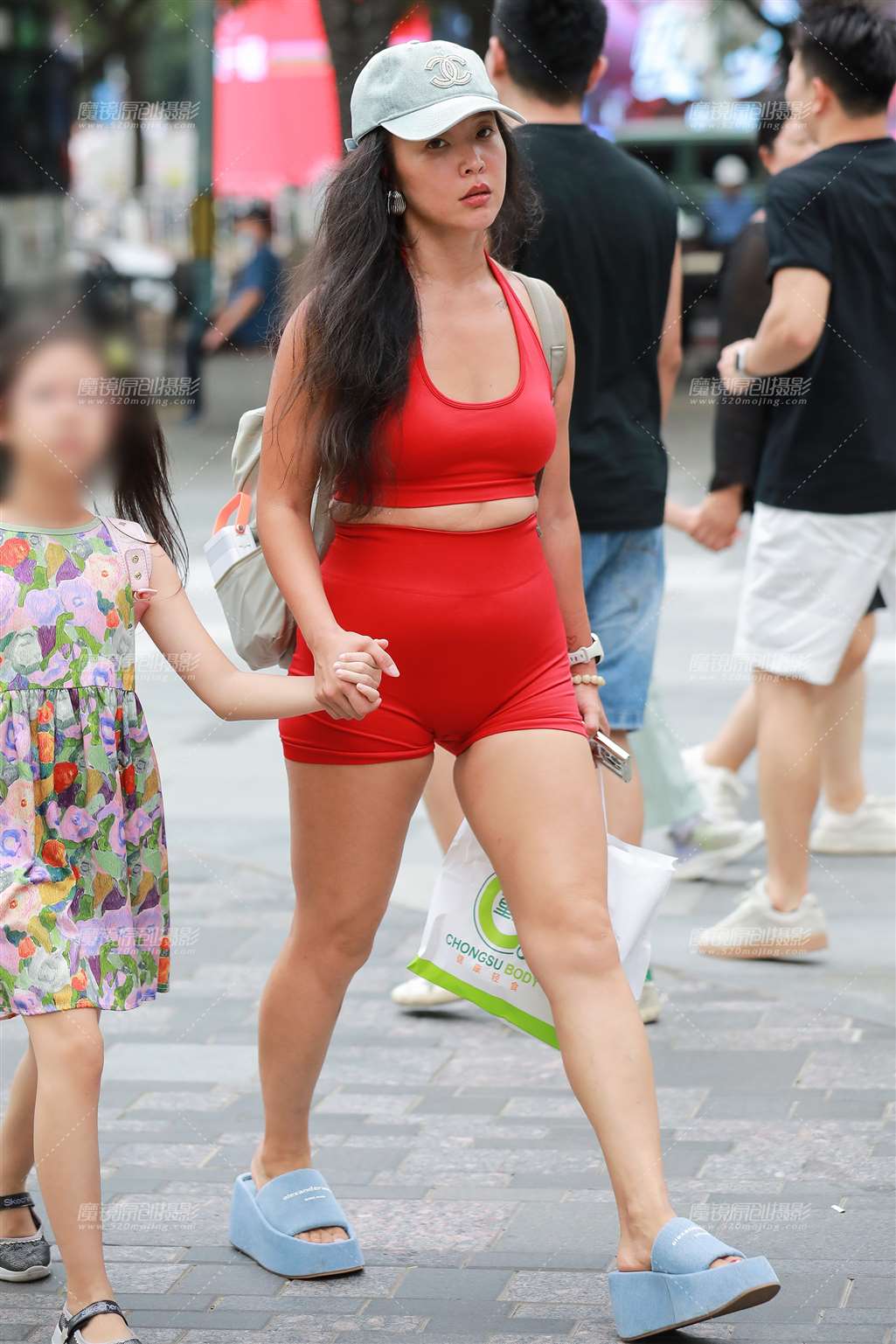 红瑜伽服辣妈-街拍流行馆