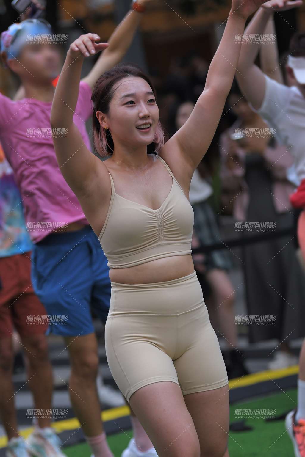 挥撒热汗的米色五分钟-街拍流行馆