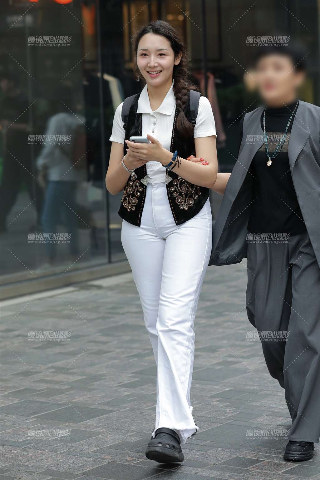 丰润白色紧身裤-街拍流行馆