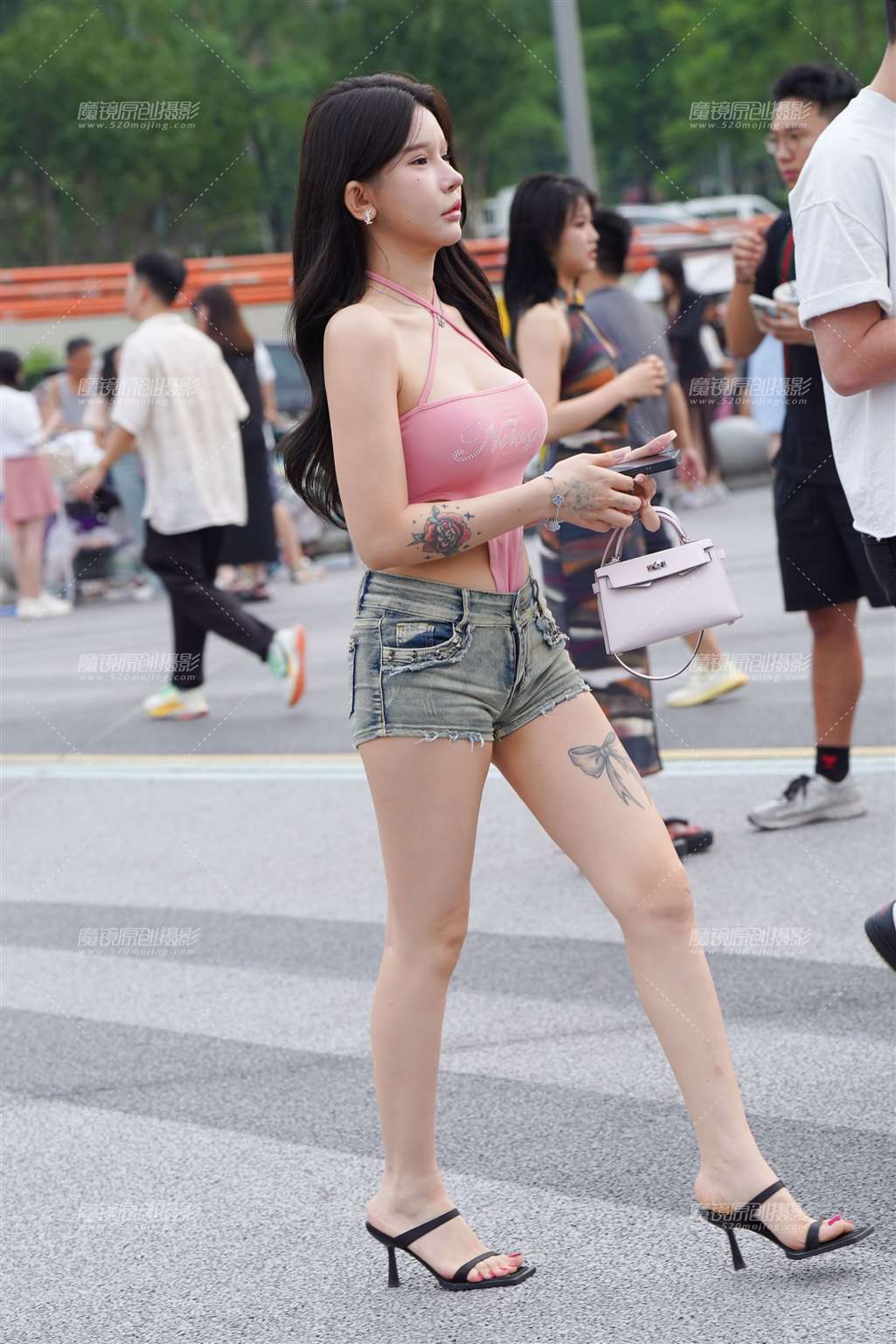 热裤玉足-街拍流行馆