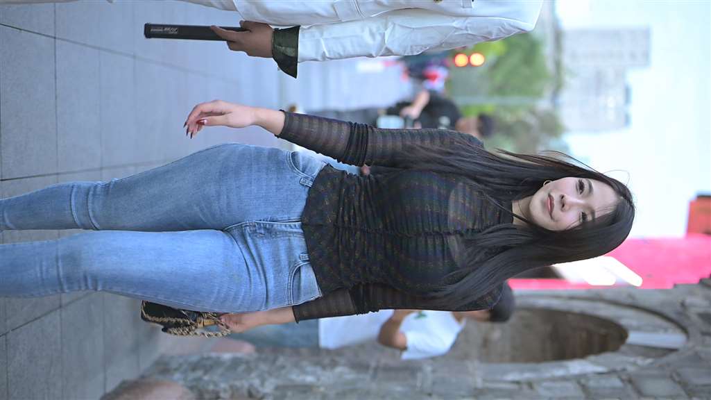 紧致牛仔裤高清视频纯享版-街拍流行馆