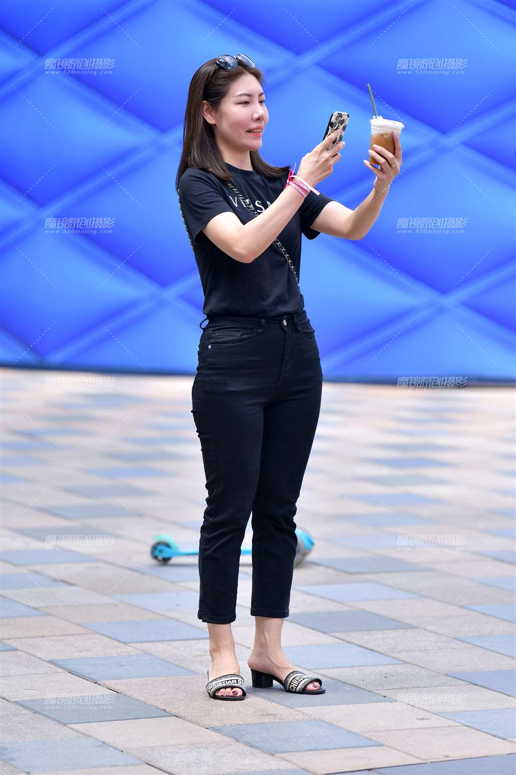 韵味九分黑牛仔裤美女-街拍流行馆