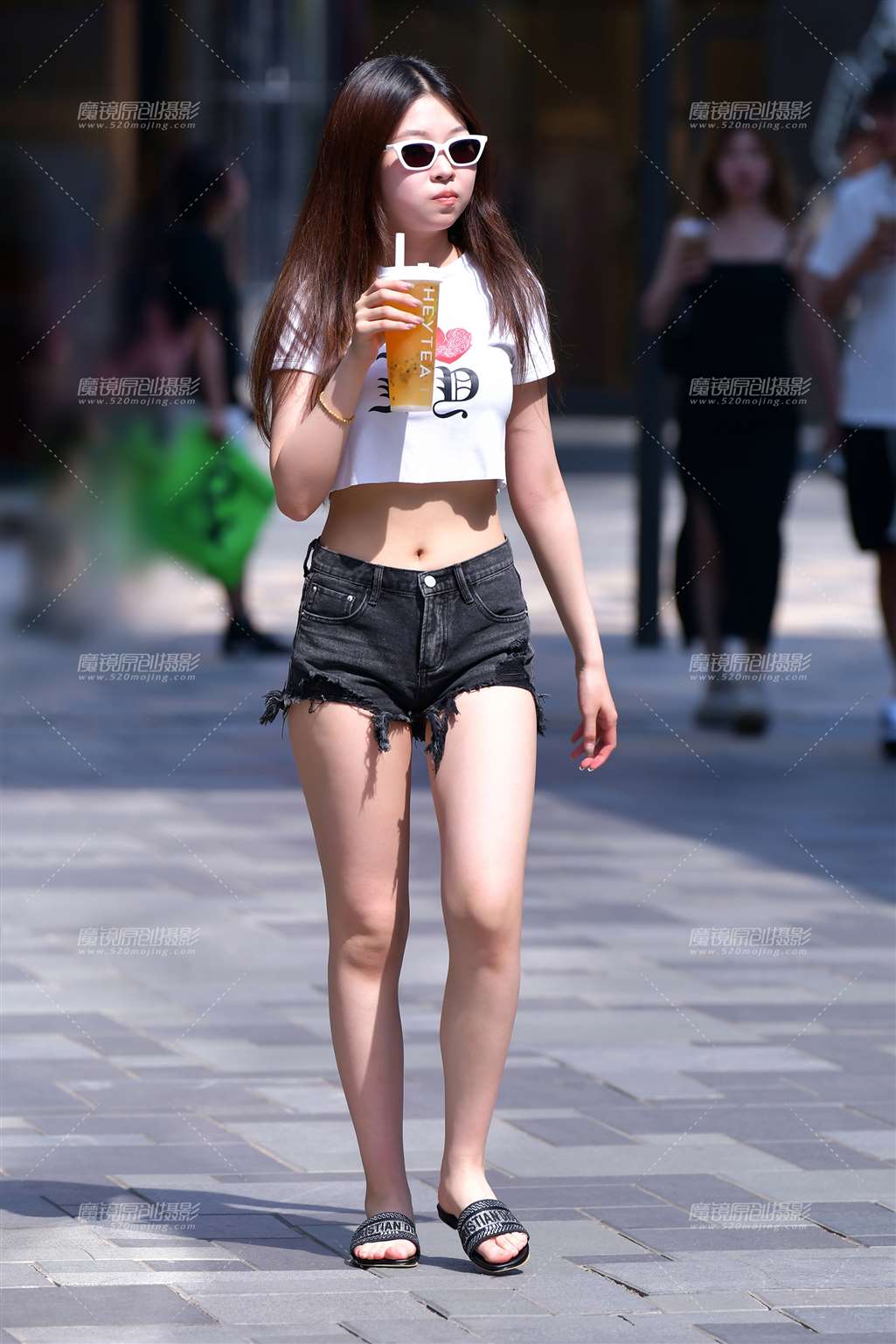 牛仔热裤小美女-街拍流行馆