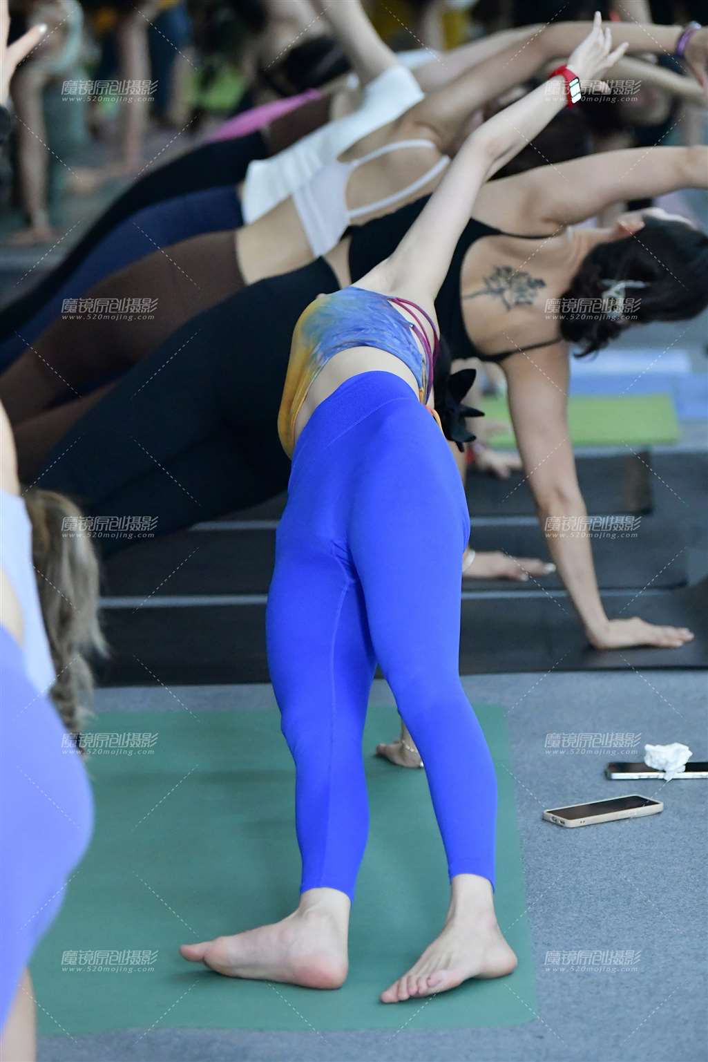 热汗舒展瑜伽美女-流行馆