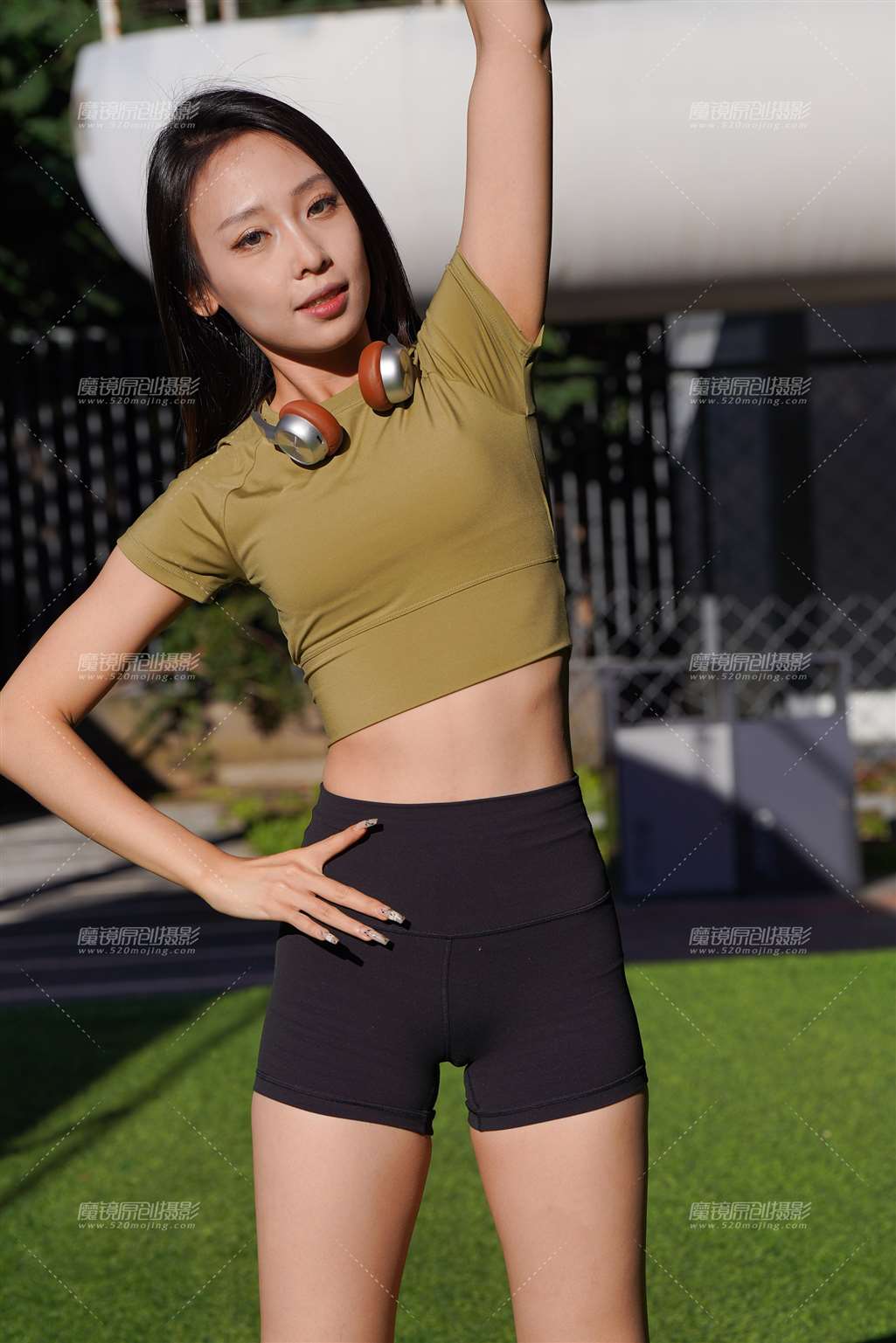 黑色运动短裤女孩-街拍流行馆