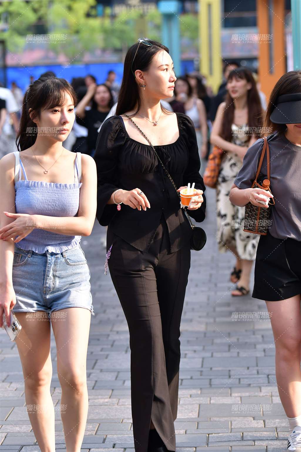 高挑黑裤美女-流行馆