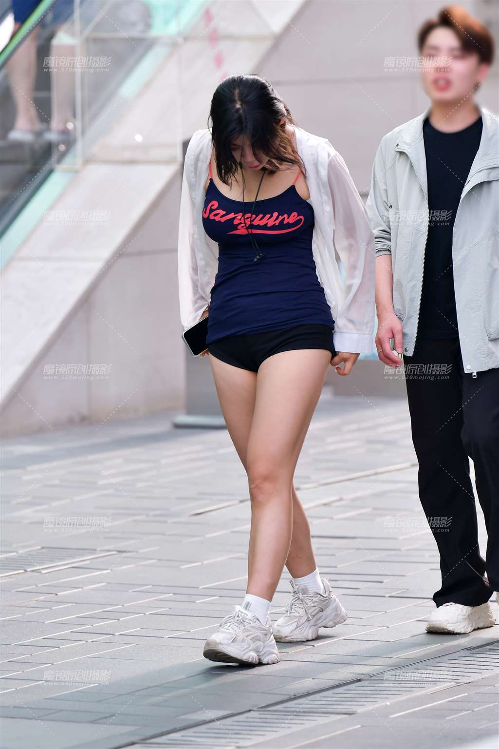 低头热裤美女-街拍流行馆