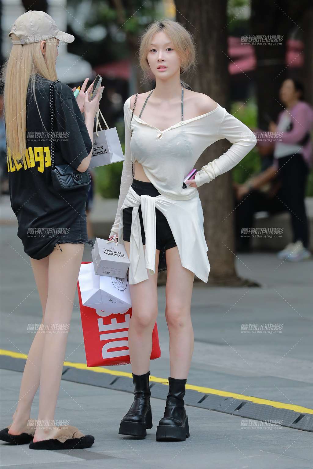 黑色热裤美女-街拍流行馆