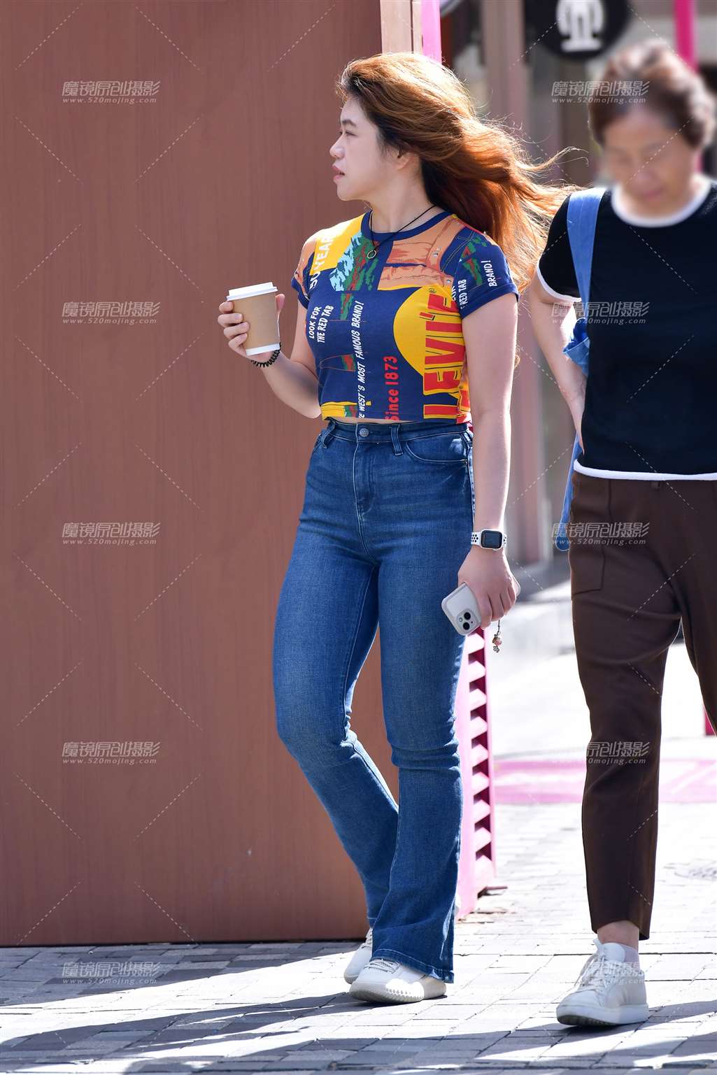 微丰腴藏蓝牛仔裤美女-街拍流行馆