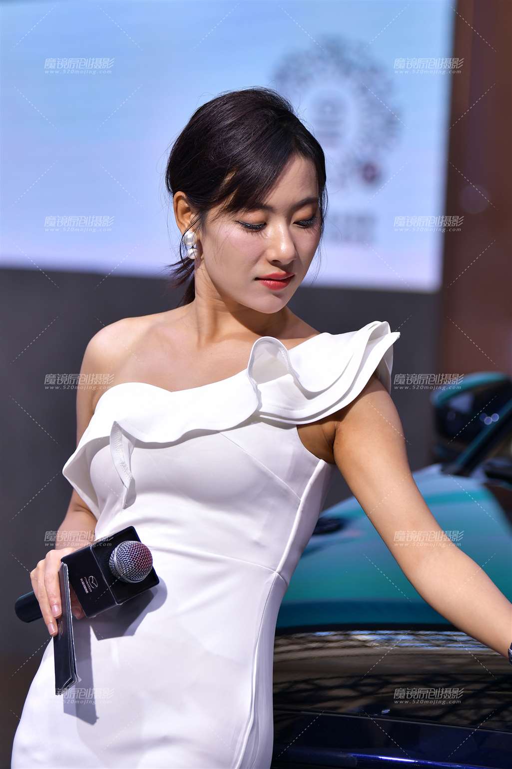 漂亮主持洁白长裙美女-流行馆