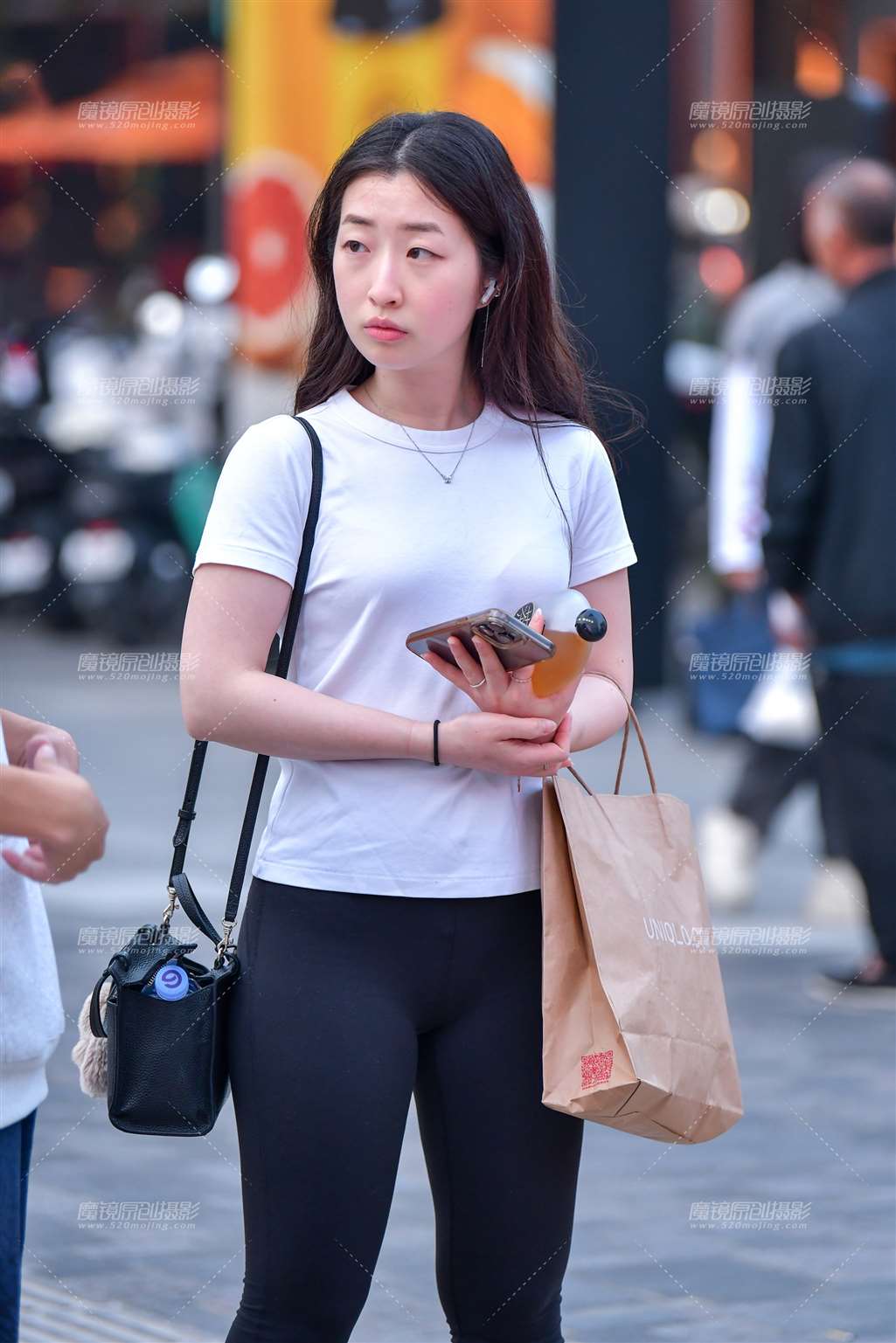 图片[3]-逛街紧身黑裤美女-流行馆