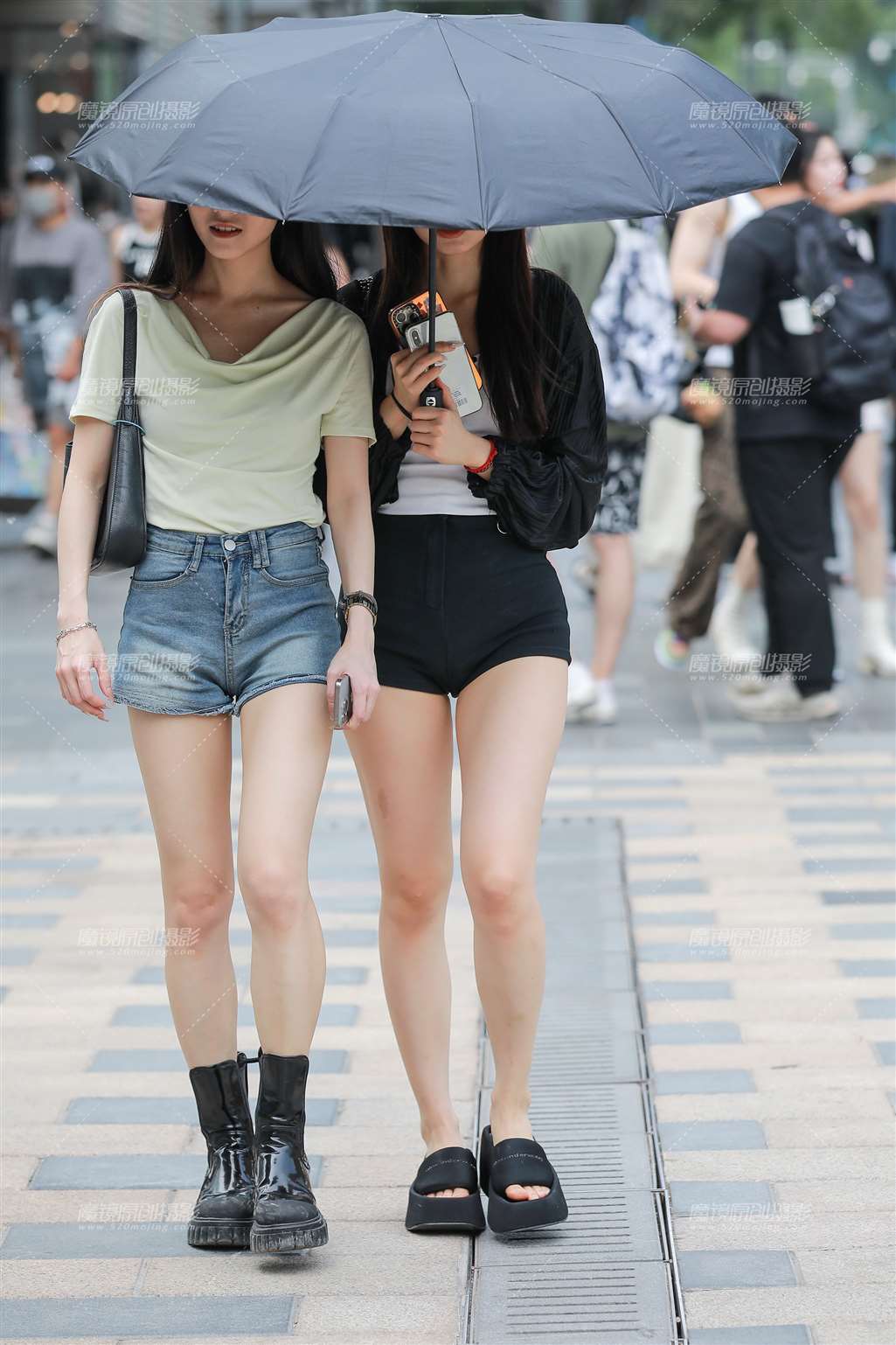 上楼梯的热裤小妹-街拍流行馆