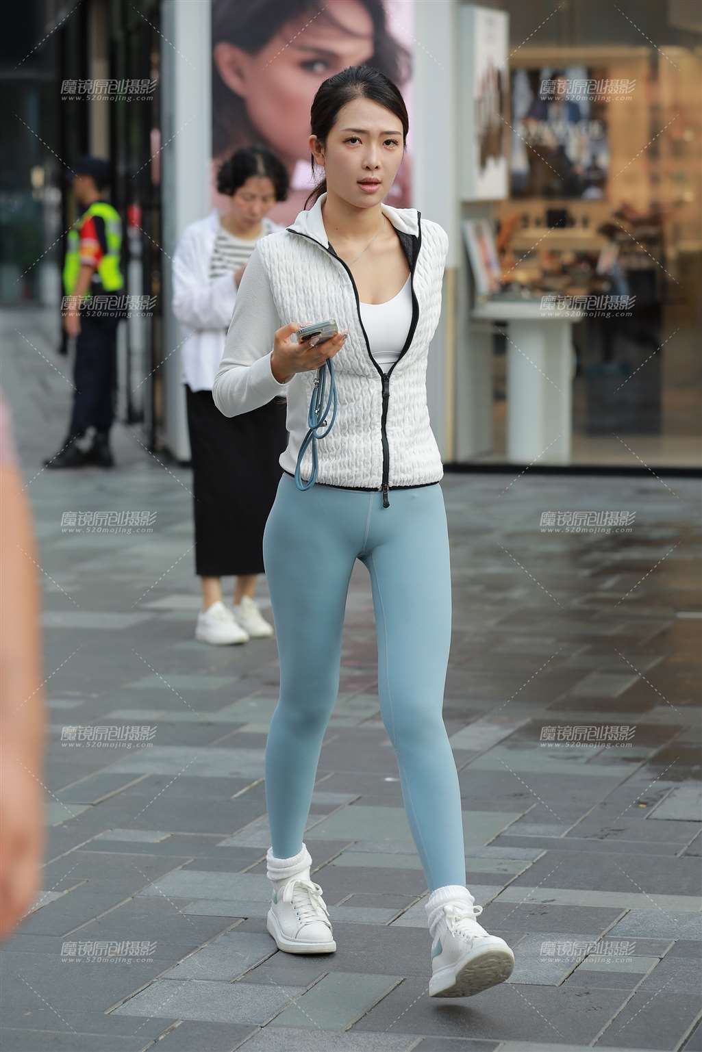 浅绿瑜伽裤美女-流行馆