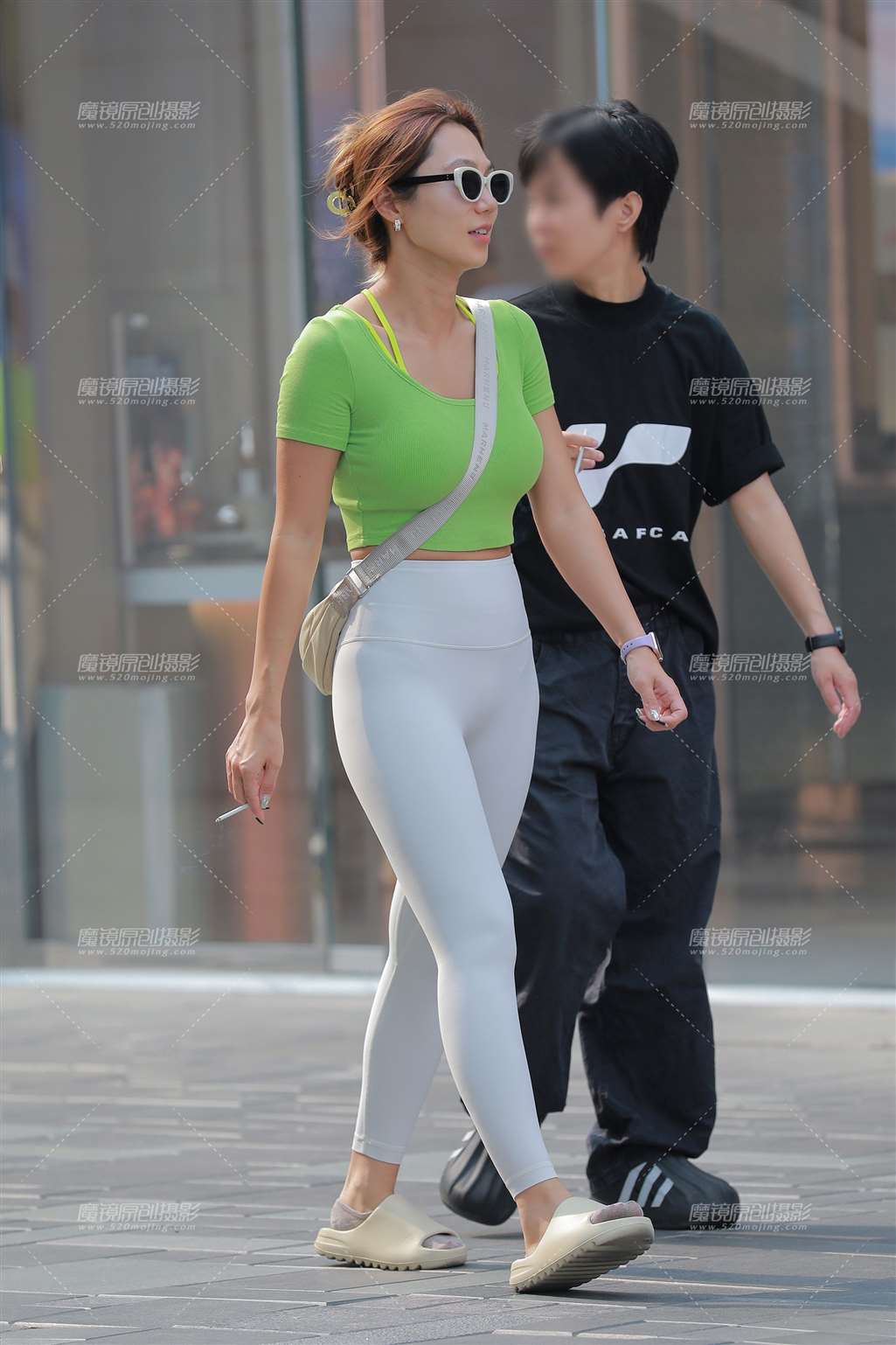 白瑜伽裤健身美女-街拍流行馆