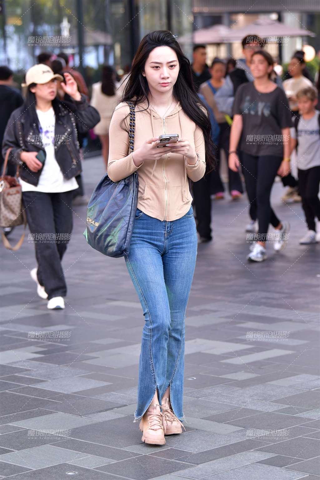 清新牛仔裤美女-街拍流行馆