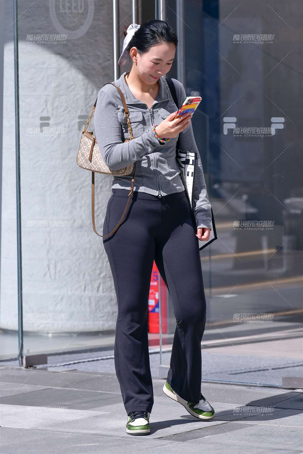 微丰腴紧身裤美女-街拍流行馆