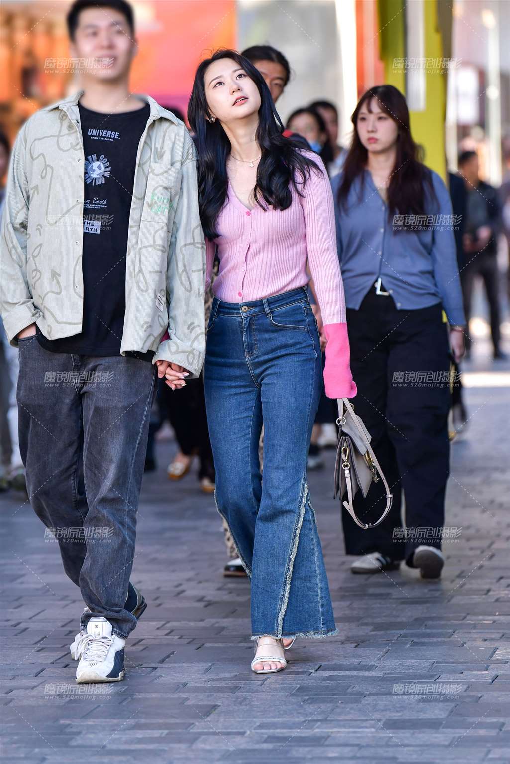 阔腿牛仔裤高挑美女-街拍流行馆