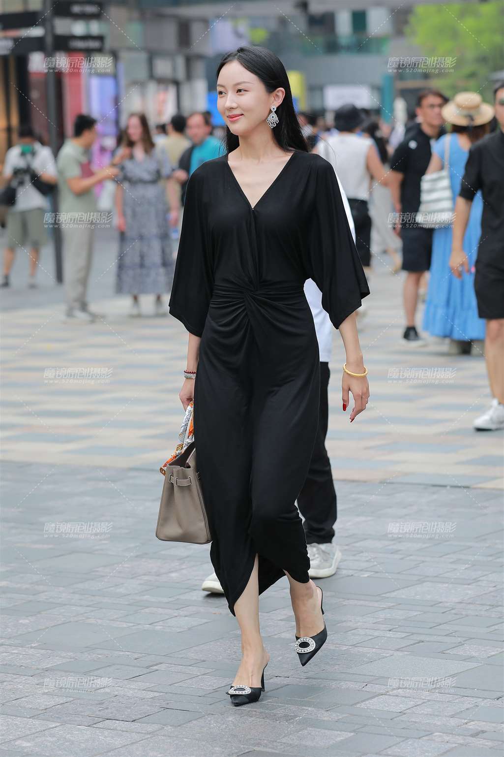 黑连衣裙美女-街拍流行馆