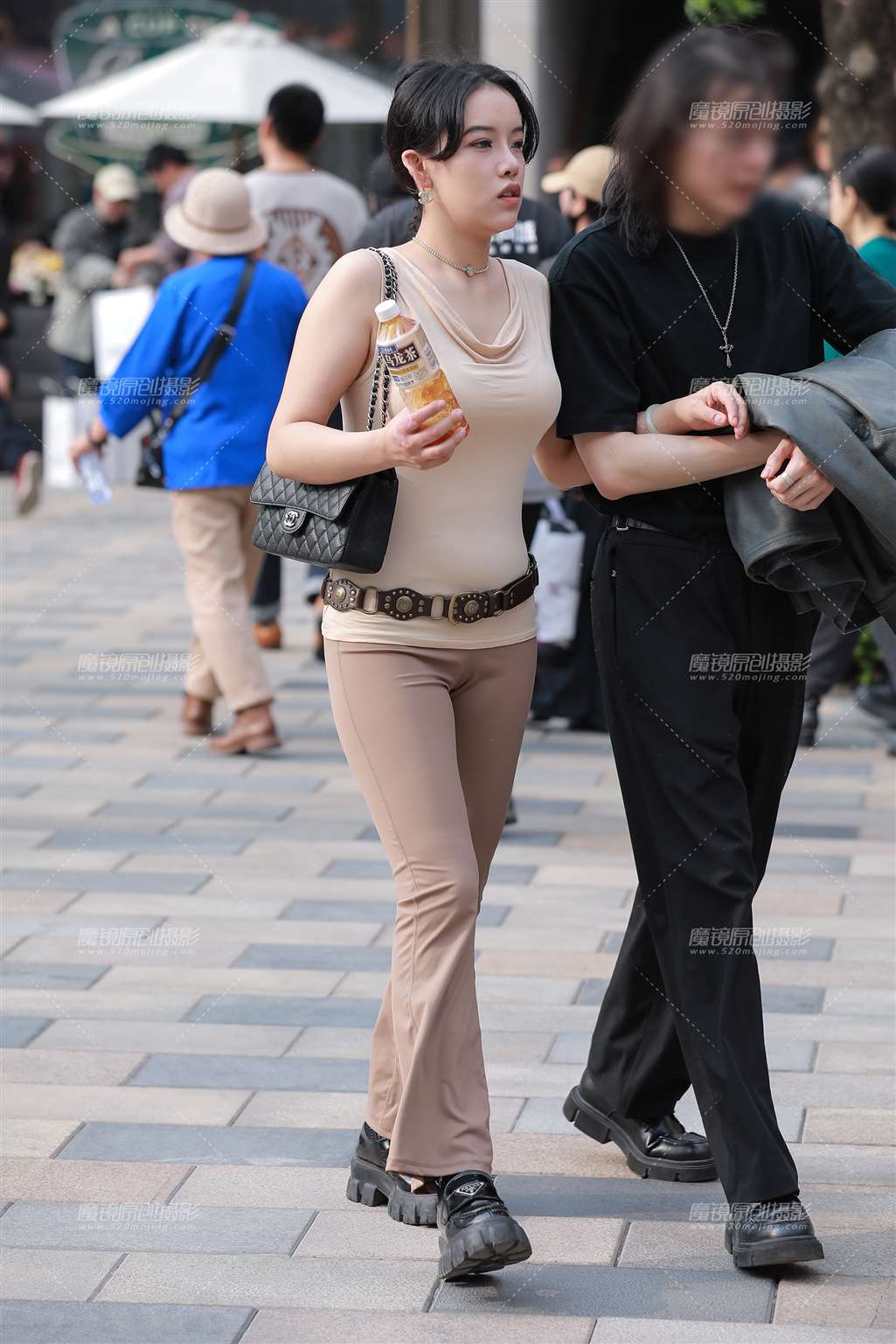 棕色紧身裤女友-街拍流行馆