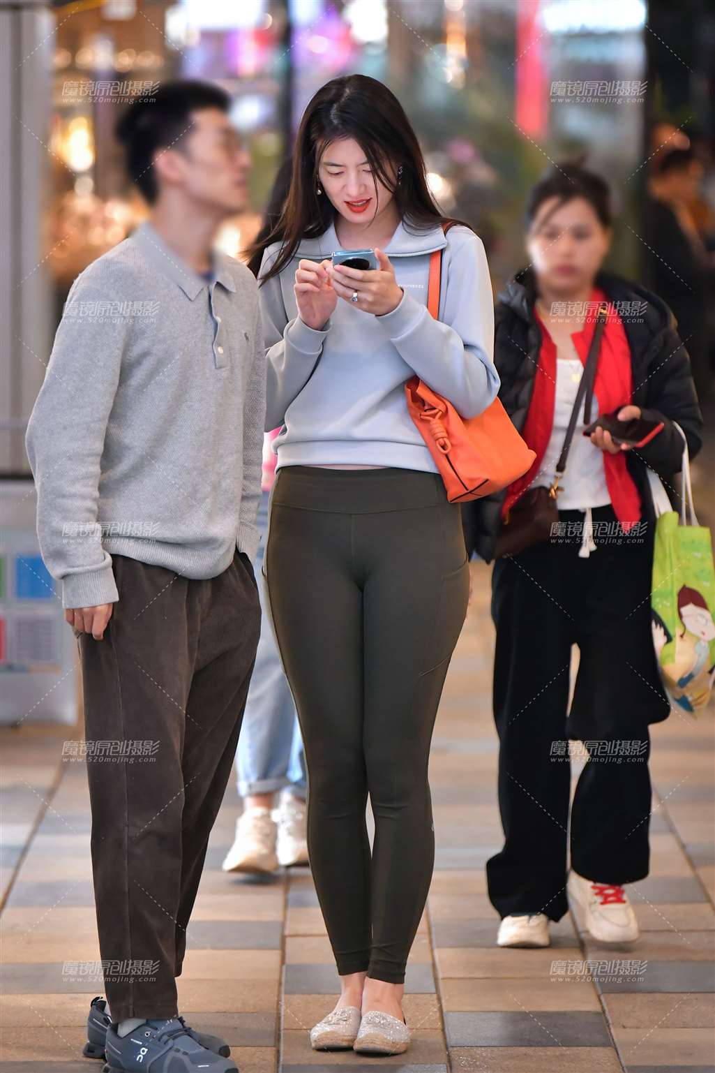 高挑绿色紧身裤美女-街拍流行馆