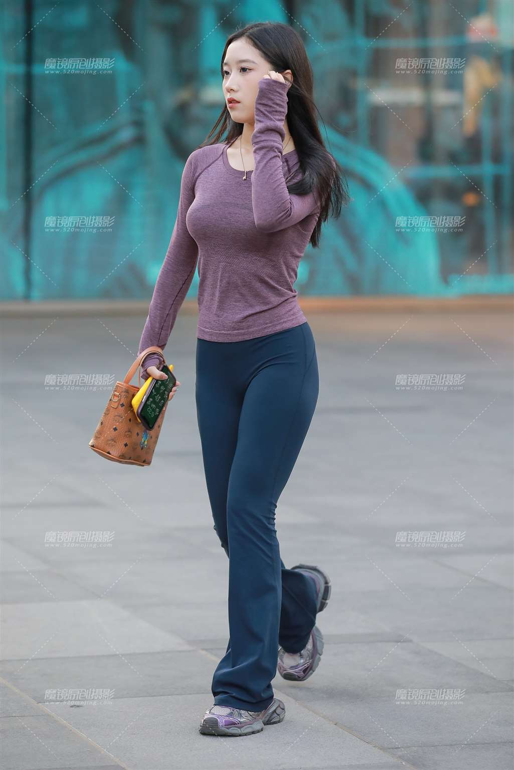 图片[3]-深蓝色瑜伽裤美女-流行馆