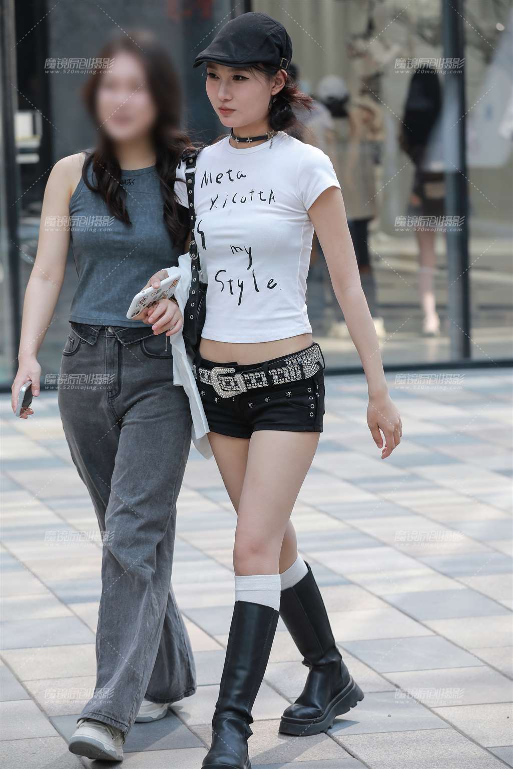 黑色热裤美女-街拍流行馆